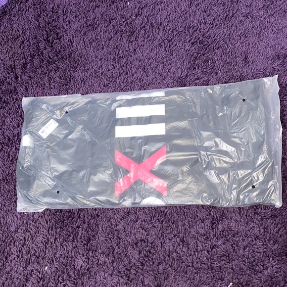 NWT~SOLD OUT VICTORIAS SECRET DUFFLE~VSX SPORT - Picture 2 of 6